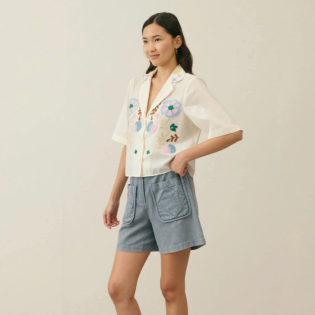 Short-sleeved crop shirt with large textured embroideries on the front and collar with a notched collar.
Louise Misha Off White Emile Shirt - Jo And Co Louise Misha Off White Emile Shirt - Louise Misha