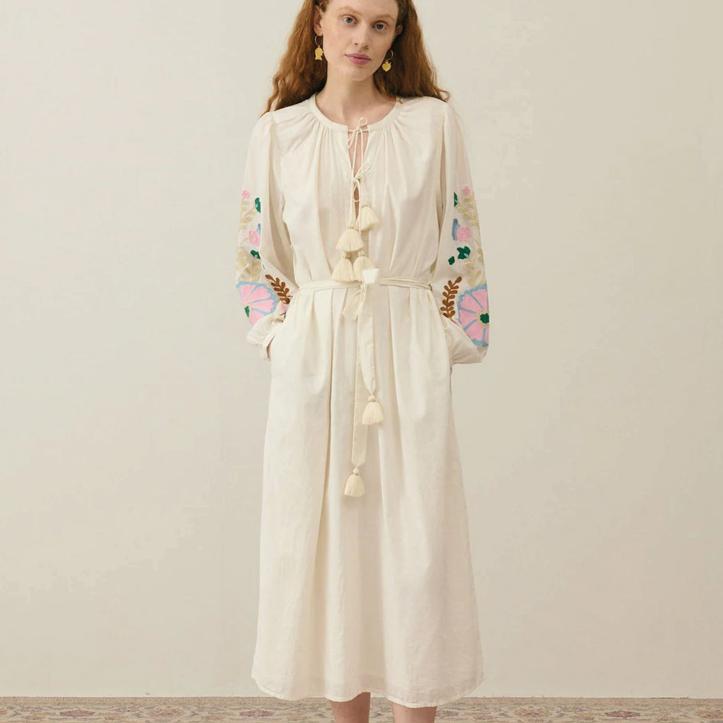 Long dress in solid off-white cotton veil with a deep V-neckline with drawstrings and long sleeves with large textured embroideries and buttoned cuffs.
Louise Misha Off White Martina Dress - Jo And Co Louise Misha Off White Martina Dress - Louise Misha