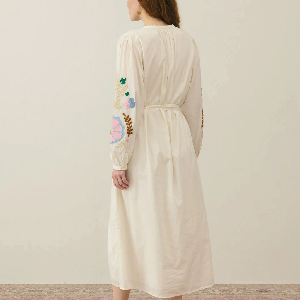 Long dress in solid off-white cotton veil with a deep V-neckline with drawstrings and long sleeves with large textured embroideries and buttoned cuffs.
Louise Misha Off White Martina Dress - Jo And Co Louise Misha Off White Martina Dress - Louise Misha