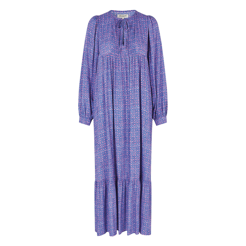 Maxi dress made from lightweight viscose, with long sleeves and round neckline with a tie detail in a blue and pink patterned fabric.
Lollys Laundry Pink Latour Maxi Dress - Jo And Co Lollys Laundry Pink Latour Maxi Dress - Lollys Laundry