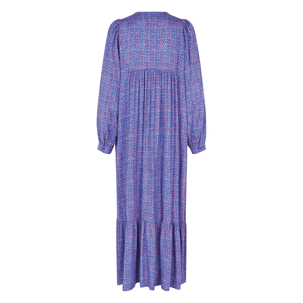 Maxi dress made from lightweight viscose, with long sleeves and round neckline with a tie detail in a blue and pink patterned fabric.
Lollys Laundry Pink Latour Maxi Dress - Jo And Co Lollys Laundry Pink Latour Maxi Dress - Lollys Laundry