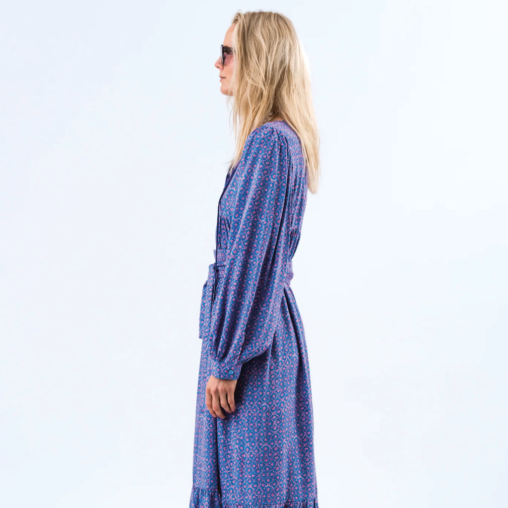 Maxi dress made from lightweight viscose, with long sleeves and round neckline with a tie detail in a blue and pink patterned fabric.
Lollys Laundry Pink Latour Maxi Dress - Jo And Co Lollys Laundry Pink Latour Maxi Dress - Lollys Laundry