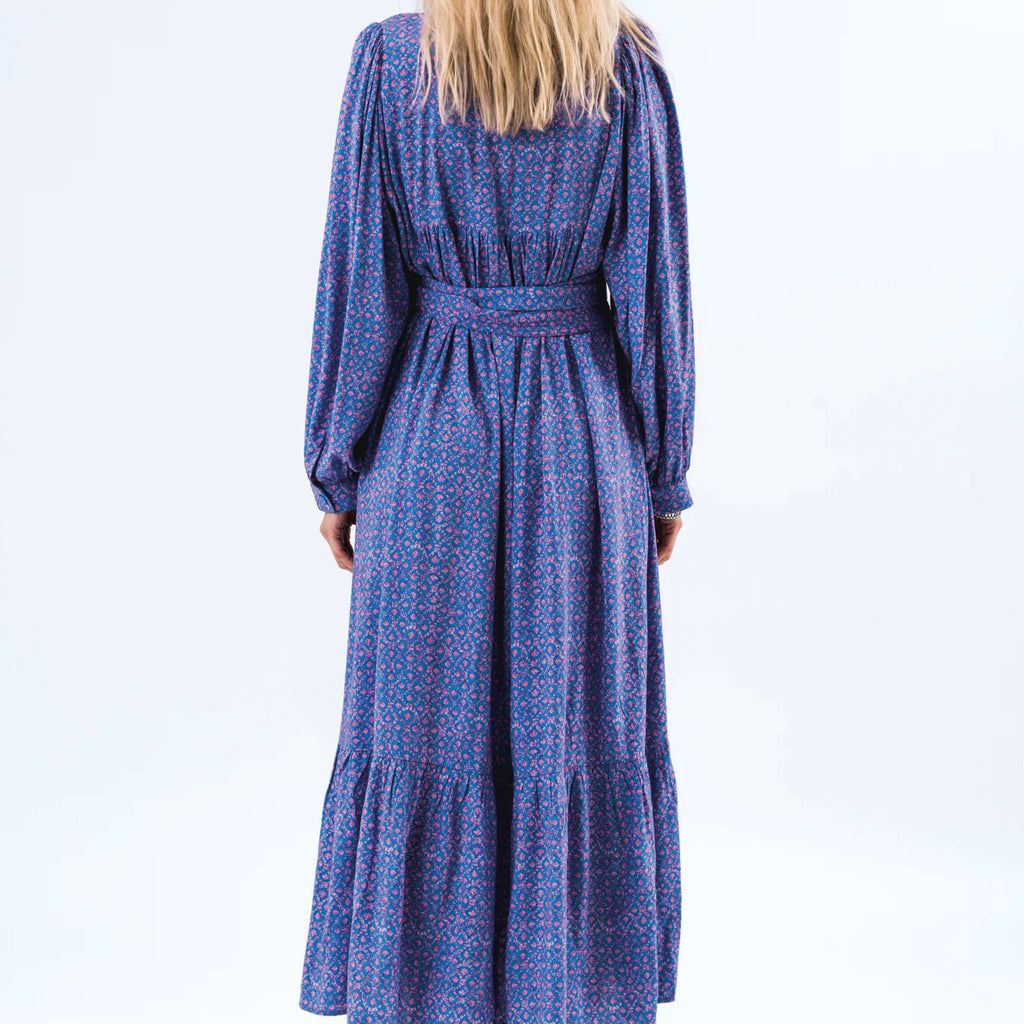 Maxi dress made from lightweight viscose, with long sleeves and round neckline with a tie detail in a blue and pink patterned fabric.
Lollys Laundry Pink Latour Maxi Dress - Jo And Co Lollys Laundry Pink Latour Maxi Dress - Lollys Laundry