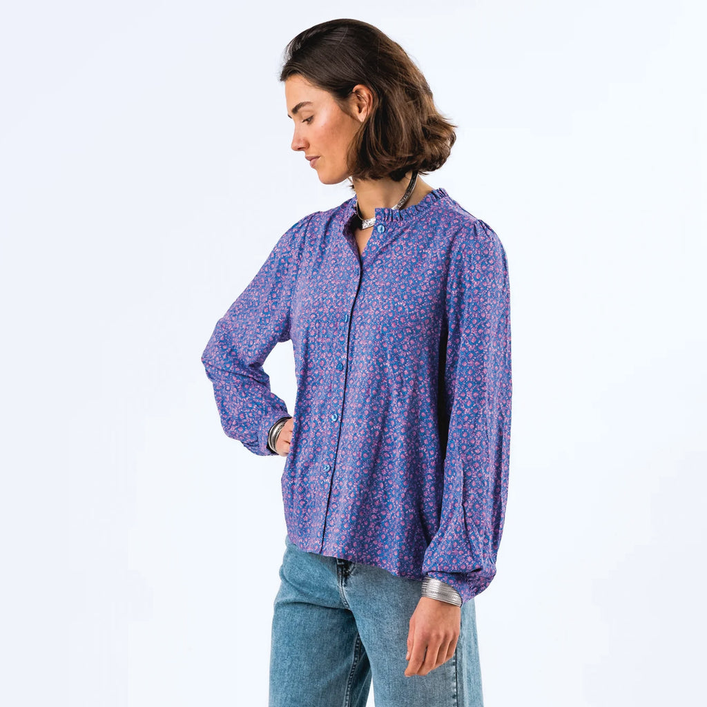 Feminine cut shirt in pink and blue print, with button closure and cuffs and small ruffle collar at the neckline.
Lollys Laundry Pink River Shirt - Jo And Co Lollys Laundry Pink River Shirt - Lollys Laundry