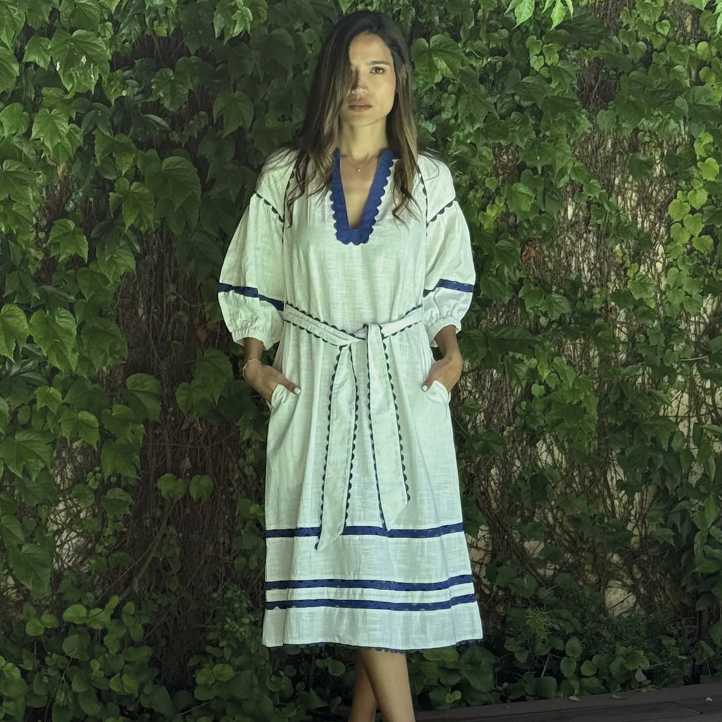 White cotton midi dress with peek-a-boo giant ric rac decoration and rectangular keyhole neckline in navy with elasticated three-quarter length balloon sleeve.
Rose And Rose White & French Blue Fulham Dress - Jo And Co Rose And Rose White & French Blue Fulham Dress - Rose And Rose