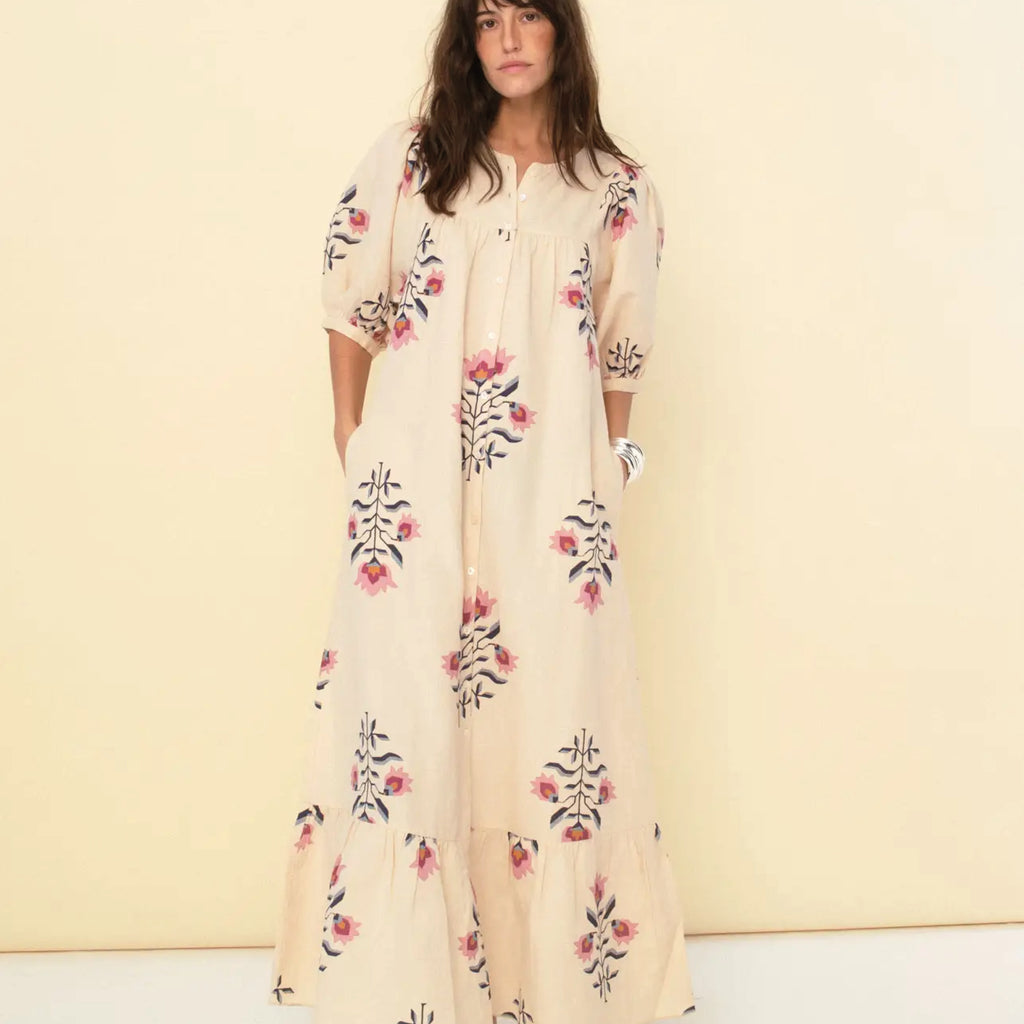 Maxi dress in sand with floral print and mid sleeves.
Sonmer Sand Sofia Dress - Jo And Co Sonmer Sand Sofia Dress - Sonmer