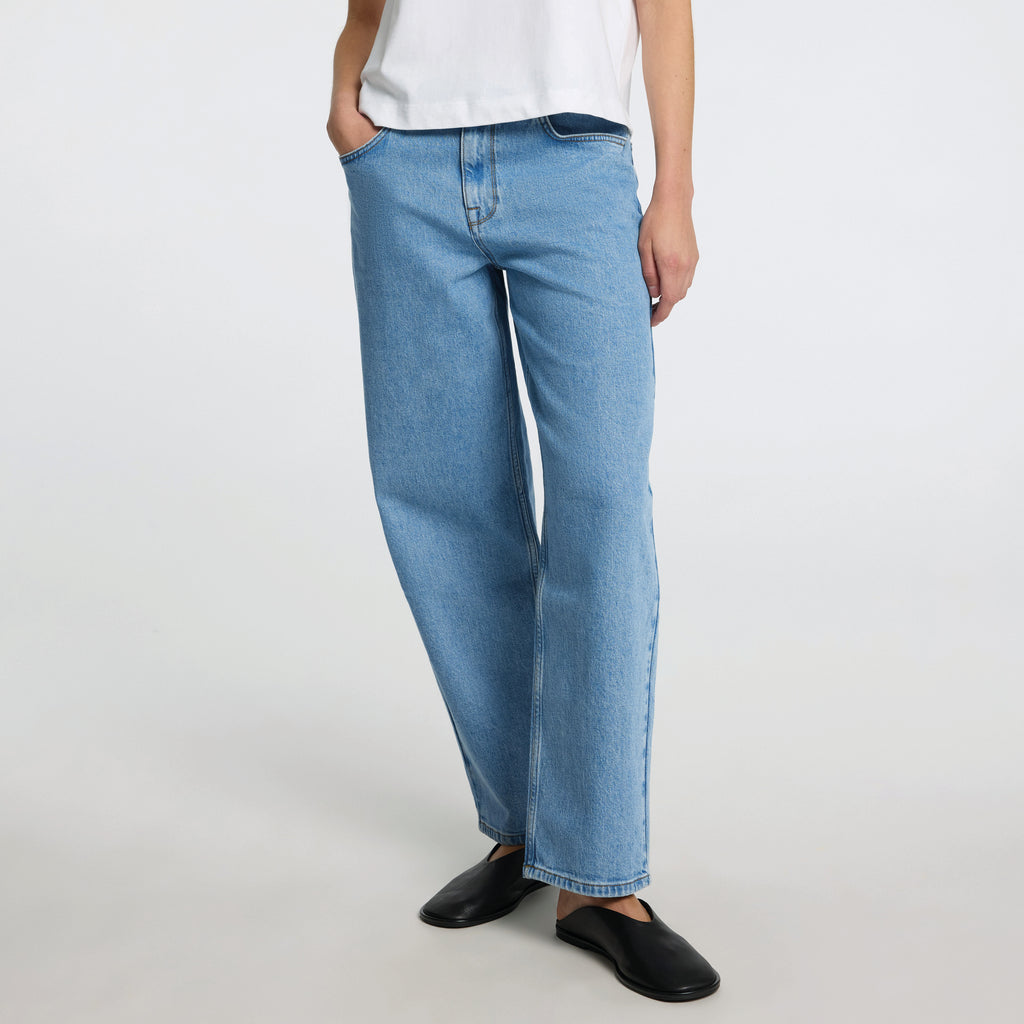 Loose fit jeans in a stonewash featuring wide cropped legs that taper at the ankle.
Selected Femme Light Blue Alice Barrel Jeans - Jo And Co Selected Femme Light Blue Alice Barrel Jeans - Selected Femme