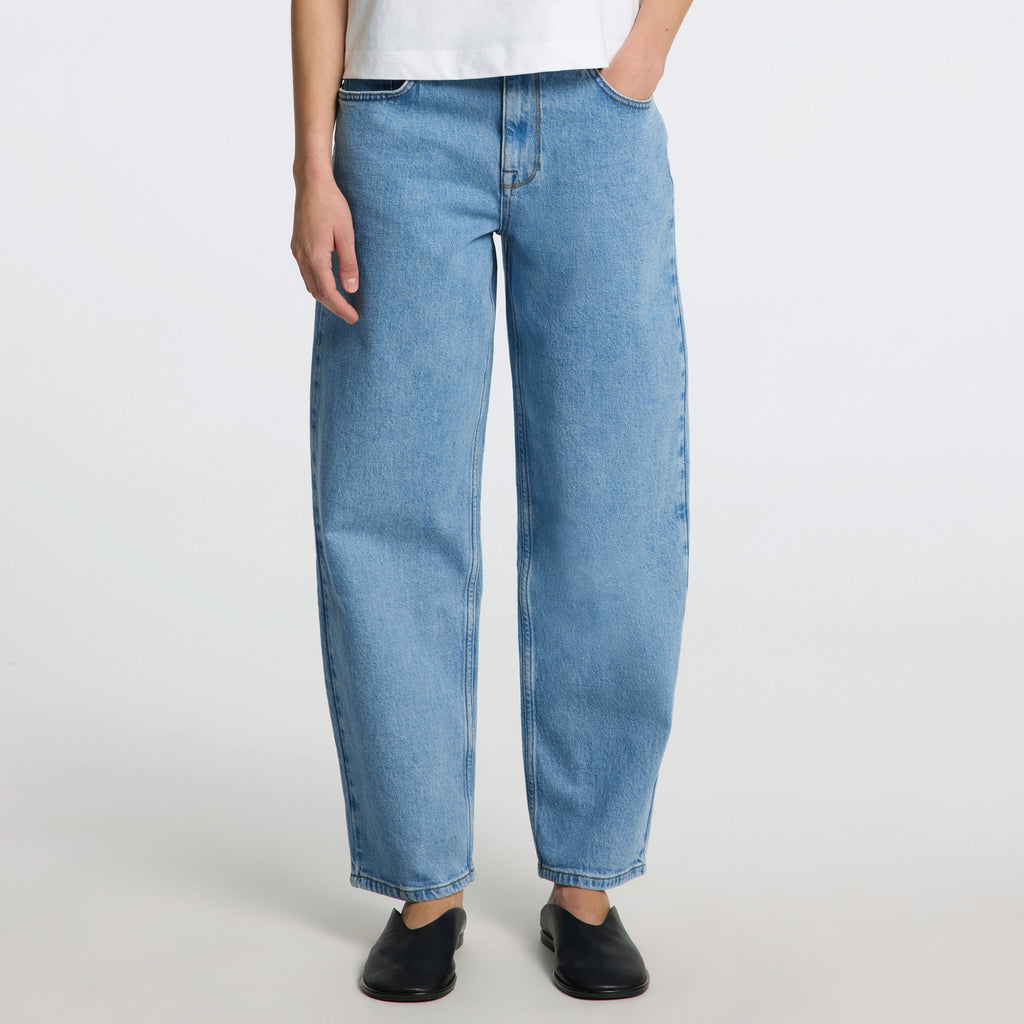 Loose fit jeans in a stonewash featuring wide cropped legs that taper at the ankle.
Selected Femme Light Blue Alice Barrel Jeans - Jo And Co Selected Femme Light Blue Alice Barrel Jeans - Selected Femme