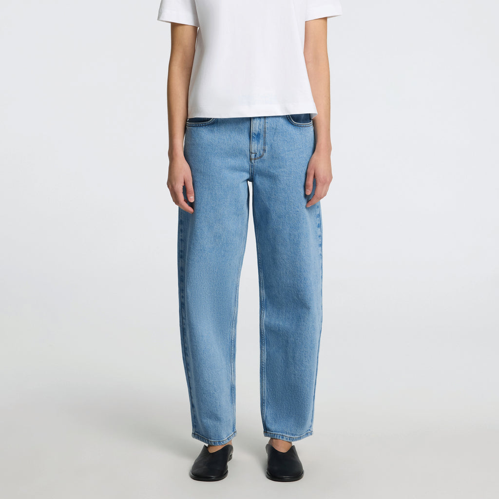 Loose fit jeans in a stonewash featuring wide cropped legs that taper at the ankle.
Selected Femme Light Blue Alice Barrel Jeans - Jo And Co Selected Femme Light Blue Alice Barrel Jeans - Selected Femme