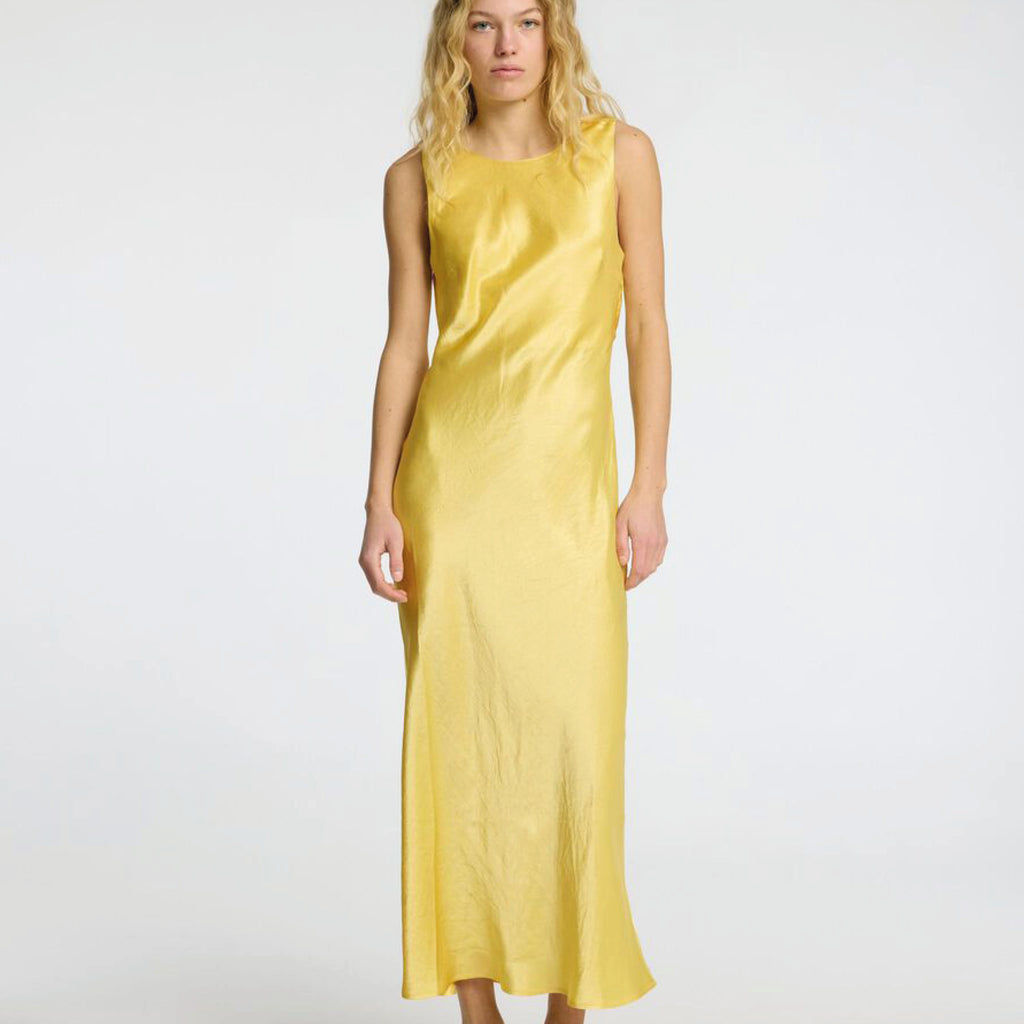 Sleeveless midi dress with round neck
and low cowl back in sunshine yellow acetate.
Selected Femme Sundress Selene Cowl Back Dress - Jo And Co Selected Femme Sundress Selene Cowl Back Dress - Selected Femme