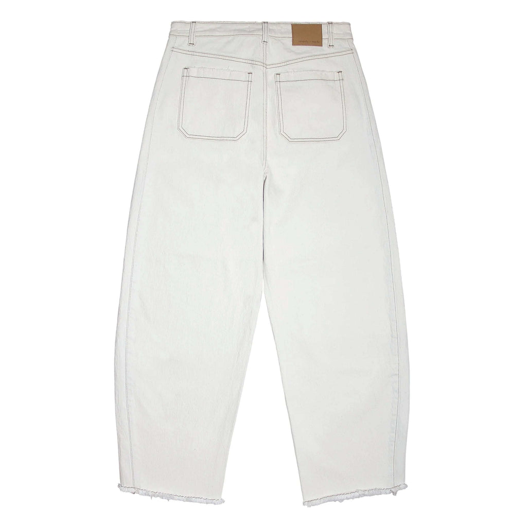 Ecru white jeans with high-rise carpenter barrel leg and frayed hem.
Seventy + Mochi Ecru Bo Jeans - Jo And Co Seventy + Mochi Ecru Bo Jeans - Seventy + Mochi