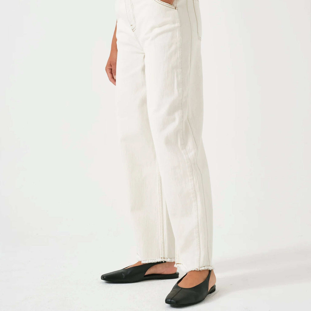 Ecru white jeans with high-rise carpenter barrel leg and frayed hem.
Seventy + Mochi Ecru Bo Jeans - Jo And Co Seventy + Mochi Ecru Bo Jeans - Seventy + Mochi