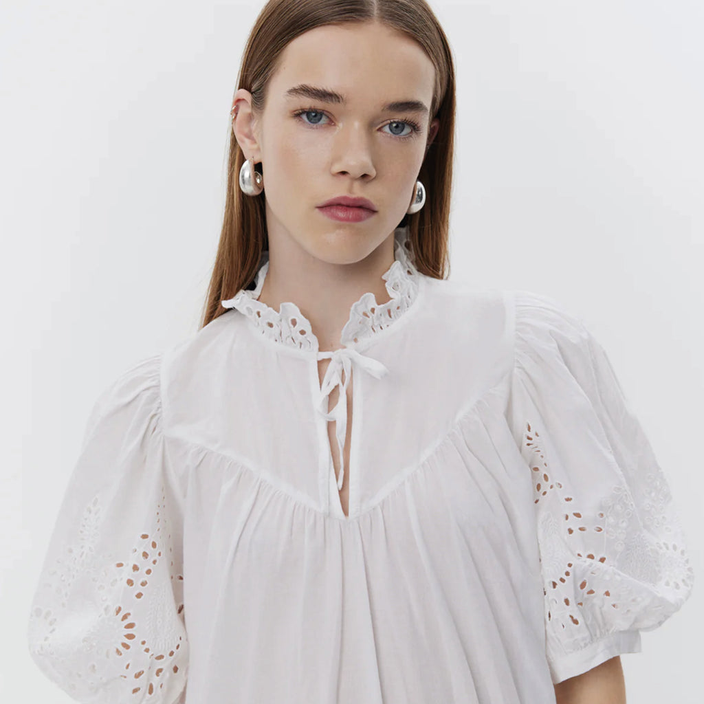 Sofie Schnoor Sibba Snow White Dress with pointelle embroidery, ruffle collar, and short puff sleeves. 
Sofie Schnoor Sibba Snow White Dress - Jo And Co Sofie Schnoor Sibba Snow White Dress - Sofie Schnoor