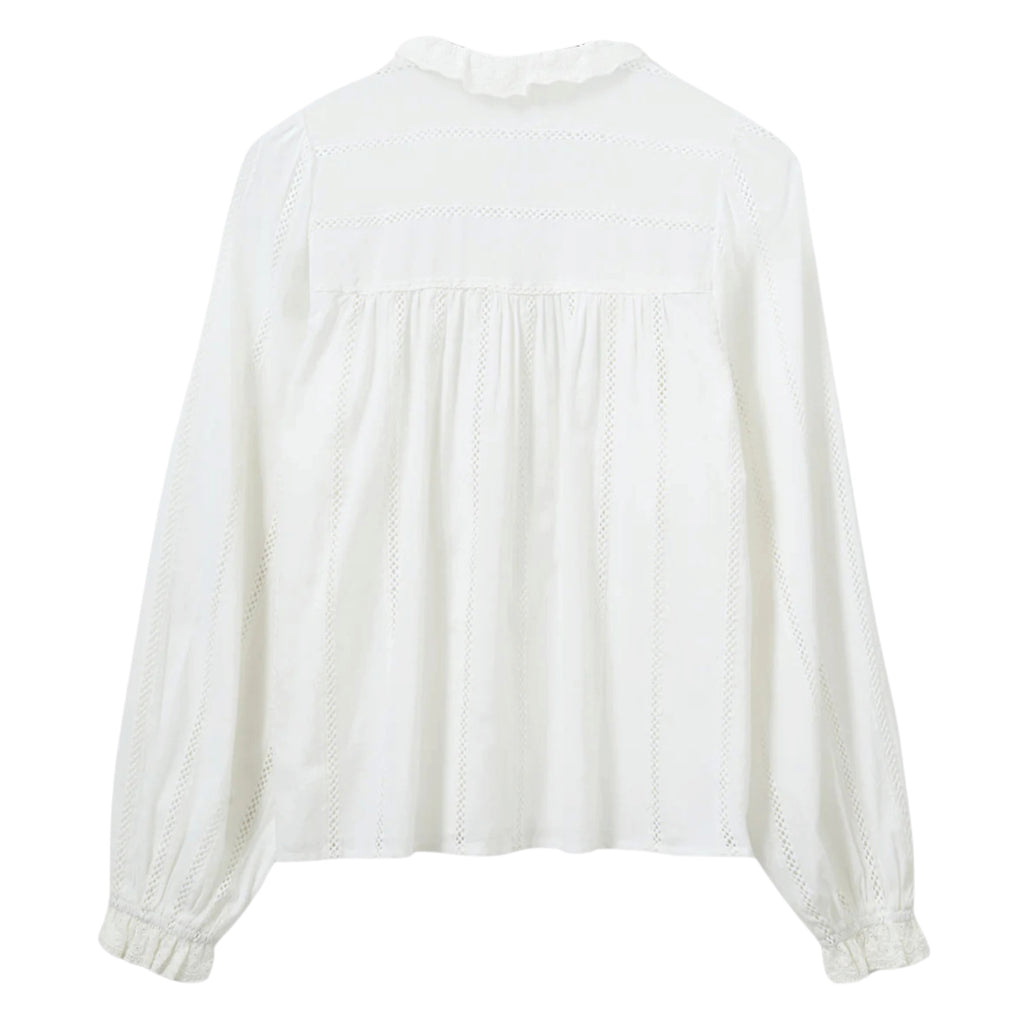 White blouse with frilled collar and pointelle details, half-buttoned front closure and slightly puffed sleeves.
Sofie Schnoor Snow White Asoria Blouse - Jo And Co Sofie Schnoor Snow White Asoria Blouse - Sofie Schnoor