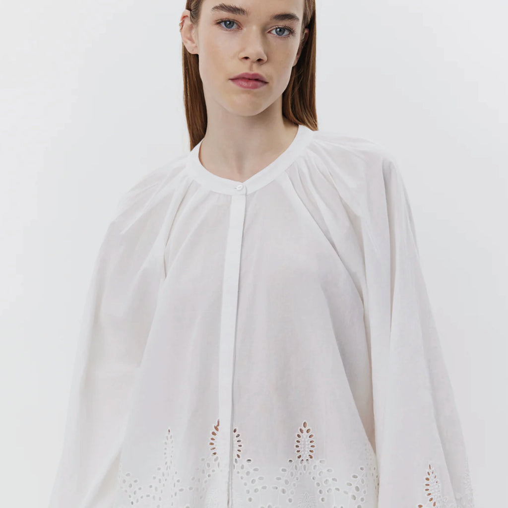 Sofie Schnoor Telas Snow White Blouse with pointelle embroidery and puffed sleeves.
Sofie Schnoor Telas Snow White Blouse - Jo And Co Sofie Schnoor Telas Snow White Blouse - Sofie Schnoor