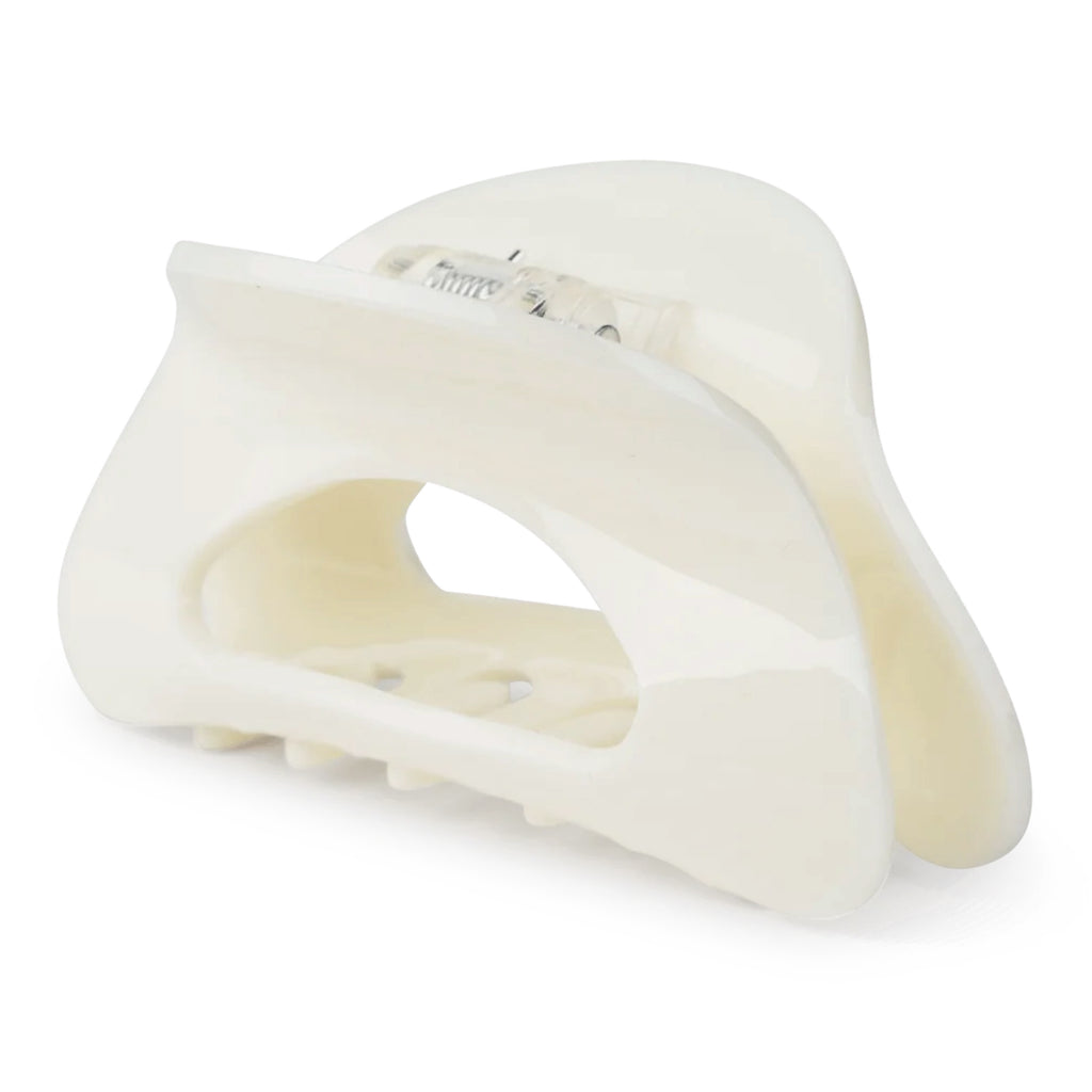 Middle sized hair claw in cloud white.
White Cloud Classic Middle Hair Claw - Jo And Co White Cloud Classic Middle Hair Claw - SUI AVA